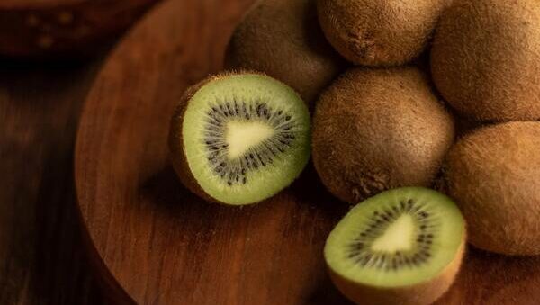 Kiwi, un fruct ce poate fi cultivat cu ușurință în România